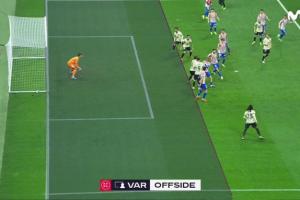 西媒：因球员太密集SAOT无法识别，裁判手动划线判库巴西进球无效