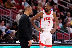 队记：火箭本赛季被寄予争冠厚望 但表现却起伏不定 我打分B-