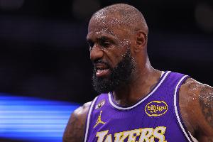 詹姆斯：我一直擅长打篮球 我会继续努力 今天很早就起来练球了