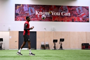 利物浦官方：前锋伊萨克今日在训练中心进行恢复性训练