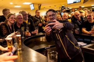 多特新年聚会：科瓦奇变身酒保，现场有抽奖、球员签名会等活动