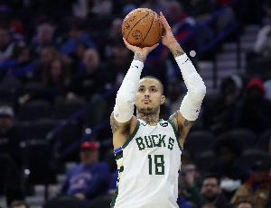 神经刀！库兹马半场9中5拿下14分3板2助 首节挂零&次节14分