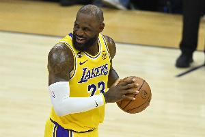 詹姆斯:我的球技没退步 我对比赛理解很深刻 仍能在场上做很多事