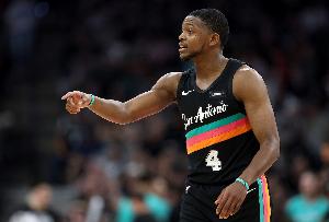 卡斯尔：福克斯持球时总能稳定军心 他是我们西部第二的重要原因