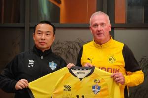 多特传奇保罗·兰伯特前往武汉,与合作伙伴武汉联镇开展交流活动