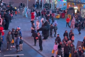 风靡一时！网友晒有人开始在街头模仿詹姆斯的赛前扔球仪式