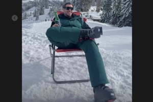 悠闲的退休生活！36岁贝尔社媒晒雪山度假照，手持啤酒开怀大笑