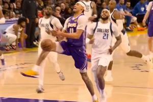 浪费詹姆斯一记助攻！海斯1打0欲秀胯下爆扣但球碰脚尴尬出界....