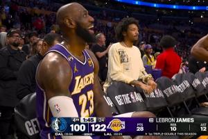 赛季首个三双&历史最老三双！詹姆斯高高跃起抓下本场第10个篮板