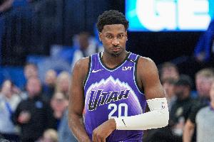 名记：JJJ在交易后体检就发现了问题 他请求球队保密并想出战几场