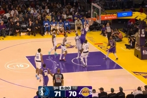 都在秀！詹姆斯弧顶背传斯玛特 后者突破妙传海斯双手砸扣