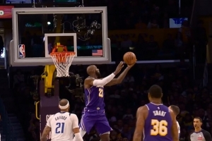 憾失五佳球！斯玛特送抛传 詹姆斯180°转体空接背筐上篮稍稍偏出