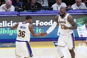 东&艾缺阵 里夫斯替补！湖人首发：詹姆斯+八村+拉拉+斯玛特+海斯