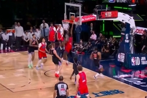 探花秀！埃奇库姆中路突击 起飞滑翔空中漫步上篮得手