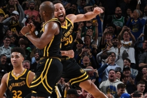 库里致敬保罗：就想跟你说声恭喜哥们儿 你绝对配得上所有荣誉！