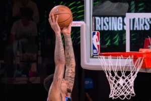 空中轰炸！泰森抛传输送炮弹 韦尔高高跃起双手空接暴扣