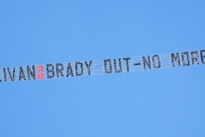 濒临降级！邮报：西汉姆球迷租飞机拉横幅，要求老板走人