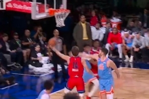 曾令旭：布泽利斯单打克林根这个脚步真漂亮 有点科比的意思