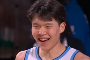 队友喂的好饼！杨瀚森篮下接球转身上篮2+1！