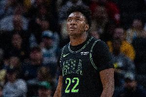 效率不高！奎因4投仅1中拿到2分5板 三分2中0