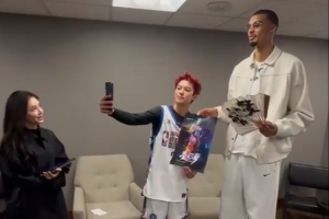 最萌身高差！王鹤棣名人赛前与文班亚马自拍合影 美娜在一旁观看