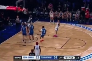 这不随便打！法尔篮下三人围堵直接转身单臂暴扣