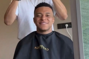 讨个好彩头！对阵皇家社会之前，姆巴佩在理发店换了新发型