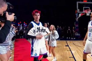 王鹤棣染了一袭红发带中国风折扇亮相NBA全明星名人赛