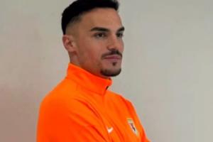 身价200万欧外援只差官宣！阿尔瓦罗社媒晒身穿泰山外套照片