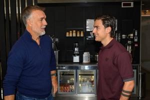 57岁巴蒂造访罗马与球员主帅寒暄，迪巴拉这眼神看见偶像了！