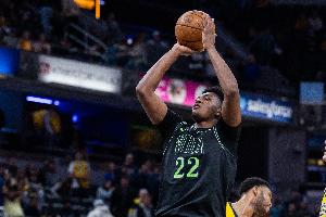 杨健：奎因一看就是易胖体质 他的技术不像新秀 40岁估计也这么打