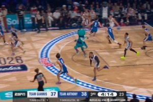 道具赛来了！安德森队选中吉祥物 黄蜂队吉祥物疯狂防守干扰！