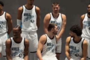 世界队拍摄定妆照 约基奇和东契奇这是在打情骂俏吗？