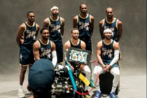 星条队大合照：库里拿球坐C位 詹姆斯和杰伦·布朗缺席