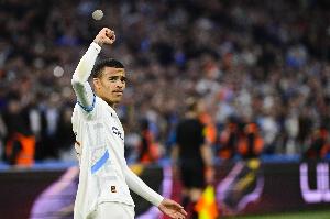 写意！24岁格林伍德轻巧挑射破门，21轮14球4助领跑法甲射手榜