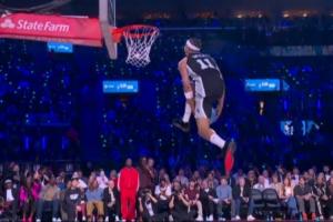 本届扣篮大赛首个满分！卡特·布莱恩特正面胯下换手灌篮一次成功