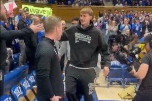 因足部扭伤缺席全明星周末！弗拉格回杜克大学看球 伤脚穿保护靴