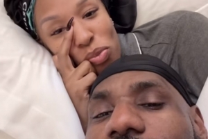 请假陪老婆过节！詹姆斯晒与老婆床上自拍：情人节快乐！