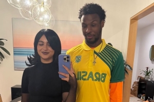 甜蜜爱情！布朗尼晒与女友自拍合影：情人节快乐！