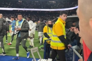 展现亲和力！姆巴佩赛后将球衣送给一位小球迷