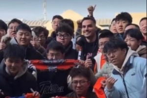 佩德罗·阿尔瓦罗晒泰山球迷欢迎照：期待新篇章