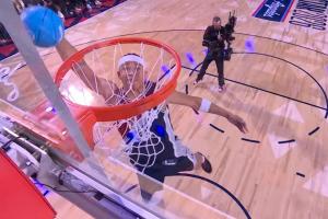 一遍过！卡特·布莱恩特转身360劈扣 得到45.6分！