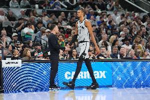 现在到底身高多少？文班：2米24或2米26吧 我不常量身高