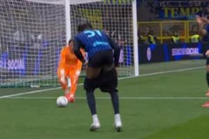 也是够拼！比塞克单防断下伊尔迪兹，摔倒时裤子都掉了