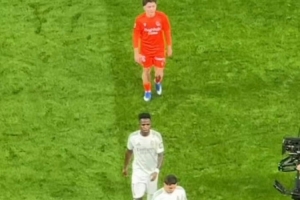 亲切！皇家社会小将赛后希望交换球衣，维尼修斯满足他的请求