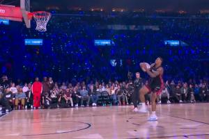 致敬海斯了……约翰逊罚球线里一大步起飞劈扣 仅得47.8分