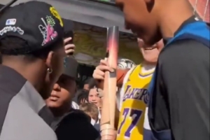 还是签名了华子调侃穿东契奇球衣球迷：我跟卢卡其实不太对付