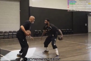 欧文直播运球训练 菲尔·汉迪陪练 训练用球比普通篮球小好几个号