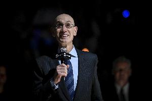 萧华：许多人指到球队处于中游很尴尬 要么顶级要么就该彻底摆烂