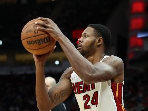 Shams：自由球员前锋海伍德·海史密斯与太阳签下一份多年合同